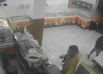 Roubo aconteceu em estabelecimento no Bairro Nacional -  (crédito: Câmera de monitoramento/Reprodução)