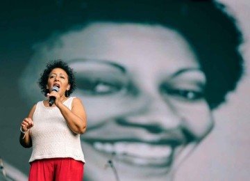 Canções antigas da cantora Evinha, de 74 anos, chamaram a atenção dos jovens ao serem sampleadas pelos rappers BK’, Orochi e Oruam -  (crédito: Douglas Magno/divulgação)