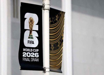 Placas com o sorteio da fase final da Copa do Mundo de 2026 são exibidas do lado de fora do Kennedy Center, nos EUA -  (crédito: Dan Mullan / Getty Images via AFP)