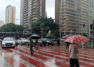 Chuva no centro de Belo Horizonte nesta quinta-feira (04/12) -  (crédito: Larissa Leone/Em/D.A Press)