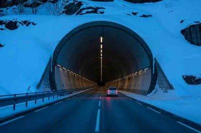 Está em construção na Noruega o túnel rodoviário mais longo e profundo do mundo, uma obra monumental que promete transformar radicalmente a mobilidade na costa oeste do país. -  (crédito:  Reprodução de Imagem de Insteigência Artificial)