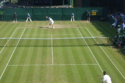 No dia 24 de junho de 2010 terminou a partida mais longa da história do tênis, com 11 horas e cinco minutos de intensa disputa. 

 -  (crédito: Wikimedia commons Voo de Mar)