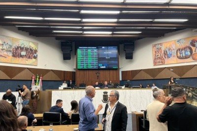 Vereadores durante sessão que aprovou a abertura do processo de cassação de Lucas Ganem (Podemos) na Câmara de BH -  (crédito: Sílvia Pires/EM/D.A.Press)