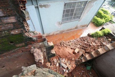 Muro que desabou está situado nos fundos Hospital Evangélico faz divisa com residência  -  (crédito: Marcos Vieira/EM/D.A.Press)