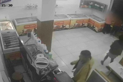 Roubo aconteceu em estabelecimento no Bairro Nacional -  (crédito: Câmera de monitoramento/Reprodução)