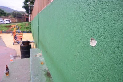 Marcas de bala ficaram no muro que fica atrás da arquibancada da quadra -  (crédito: Leandro Couri/EM/D. A. Press)