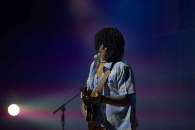 Mineiro de Divinópolis, o ator Raphael Elias diz que Djavan, negro como ele, o inspira a correr atrás de seus sonhos -  (crédito: André Wanderley/divulgação)