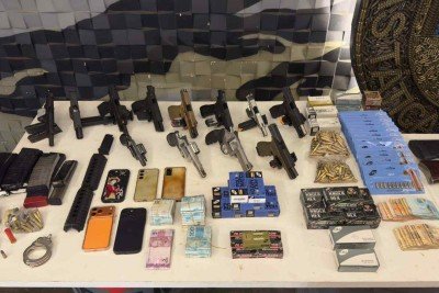 Arsenal de armas de fogo apreendido em Ibirité (MG), na Grande BH -  (crédito: PMMG/Divulgação)