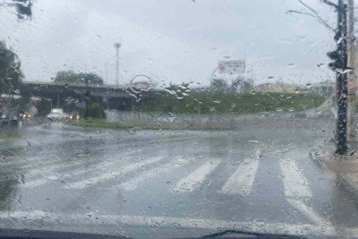 Chuva em Venda Nova na manhã desta quinta-feira (04/12) -  (crédito: Renata Galdino/Em/D.A Press)