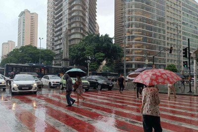 Chuva no centro de Belo Horizonte nesta quinta-feira (04/12) -  (crédito: Larissa Leone/Em/D.A Press)