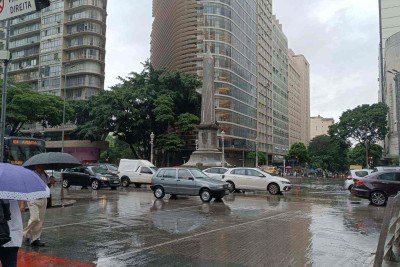 Chuva no centro de Belo Horizonte nesta quinta-feira (04/12) -  (crédito: Larissa Leone/Em/D.A Press)