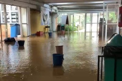 Os bueiros e canaletas não conseguiram comportar o volume de água e parte desse fluxo acabou invadindo o prédio da Escola de Nutrição  -  (crédito: Reprodução)