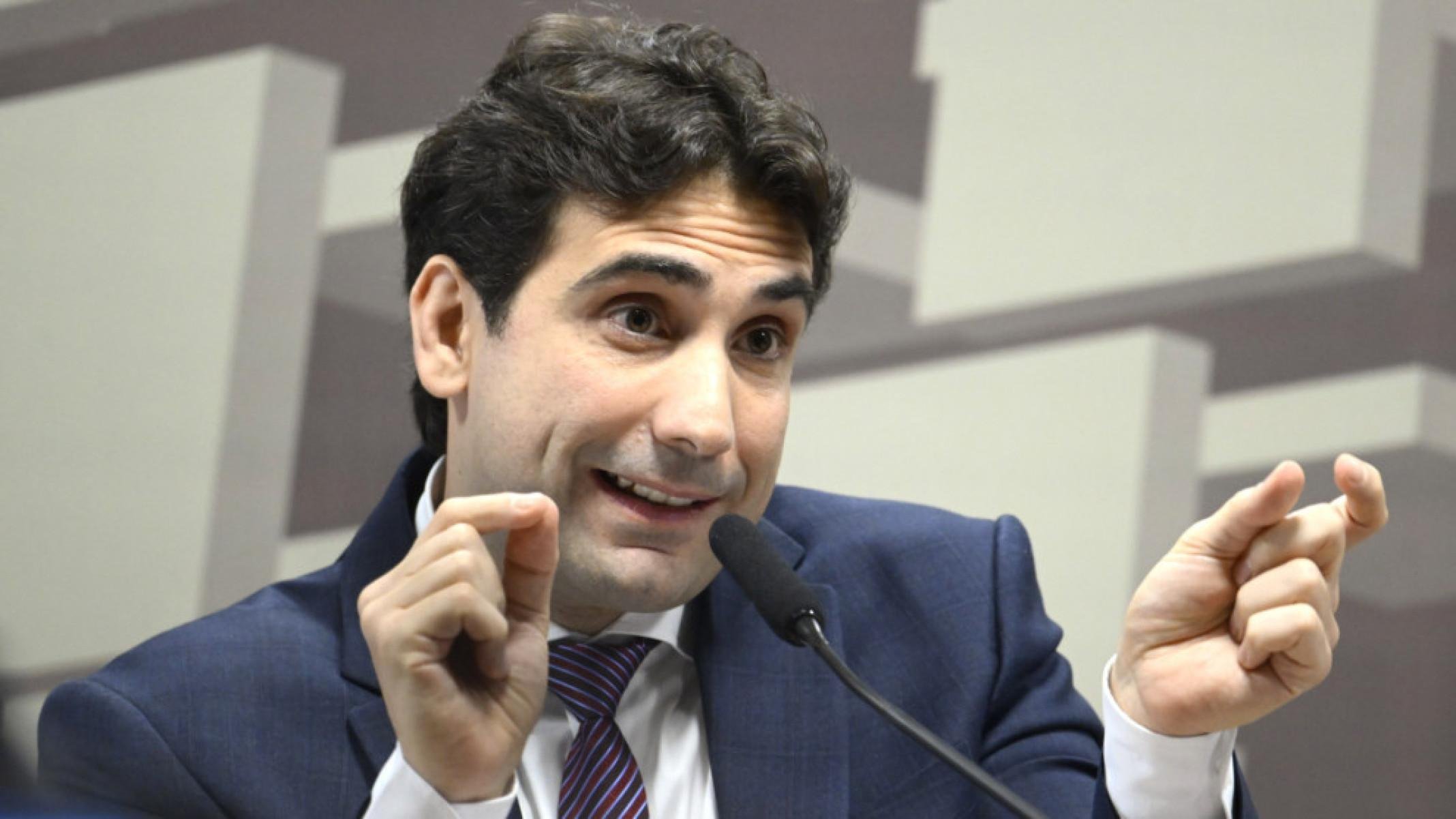 Economia desacelera no 3º trimestre, mas não deve sensibilizar o BC a cortar juros - Platobr Politica