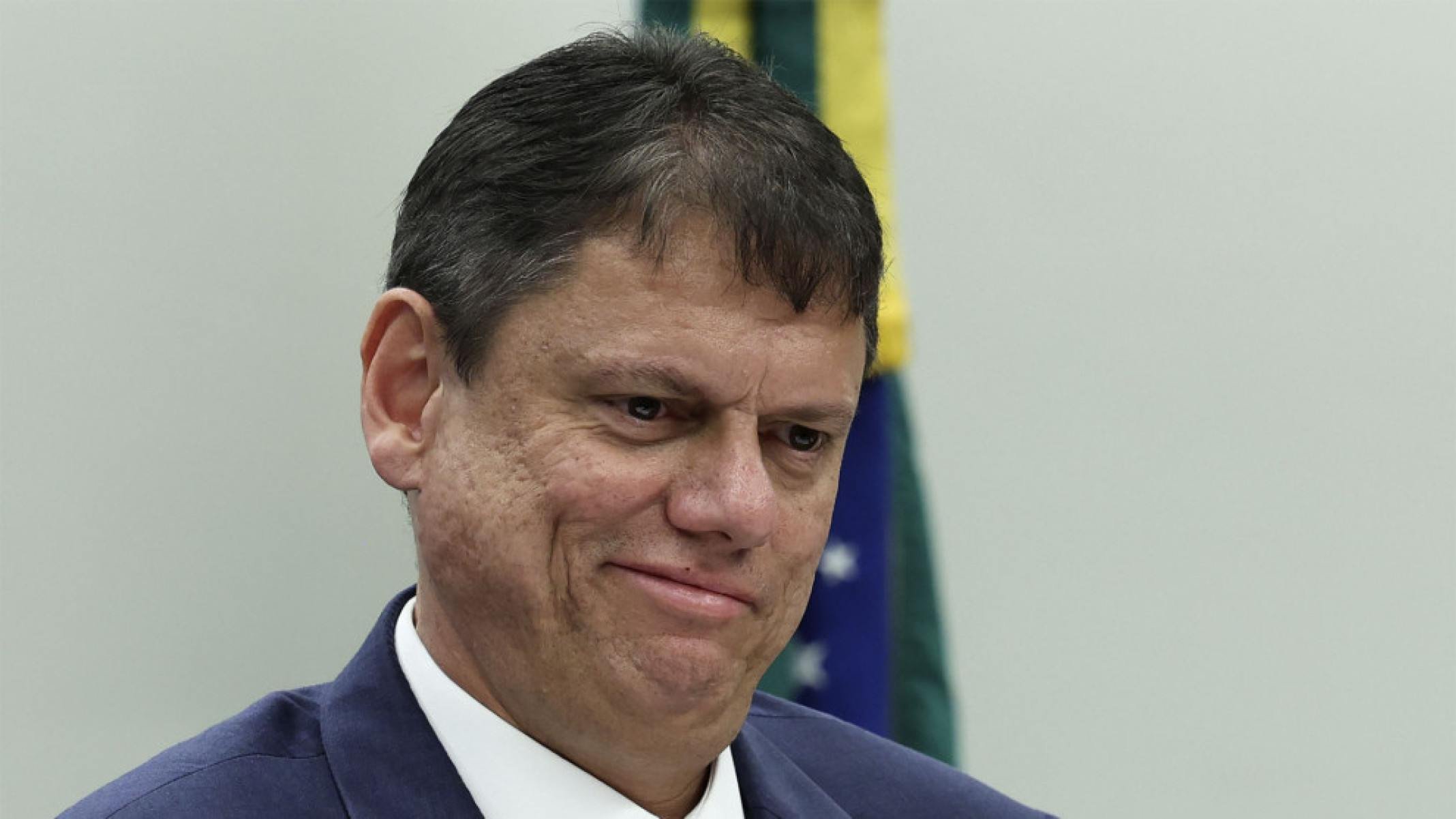 Aliados veem Tarcísio fortalecido após embate no clã Bolsonaro