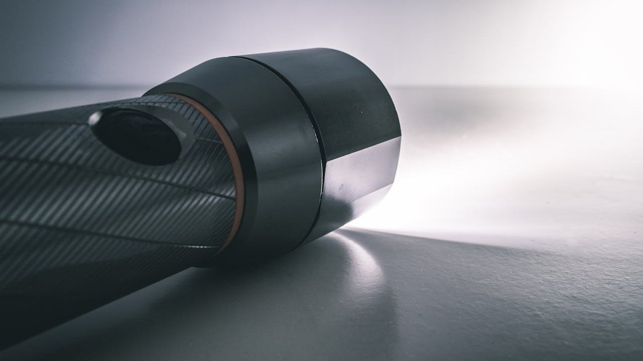 Kit para apagão: 7 itens essenciais para ter em casa em uma emergência - Foto de Steve Johnson: https://www.pexels.com/pt-br/foto/lanterna-preta-ligada-985117/