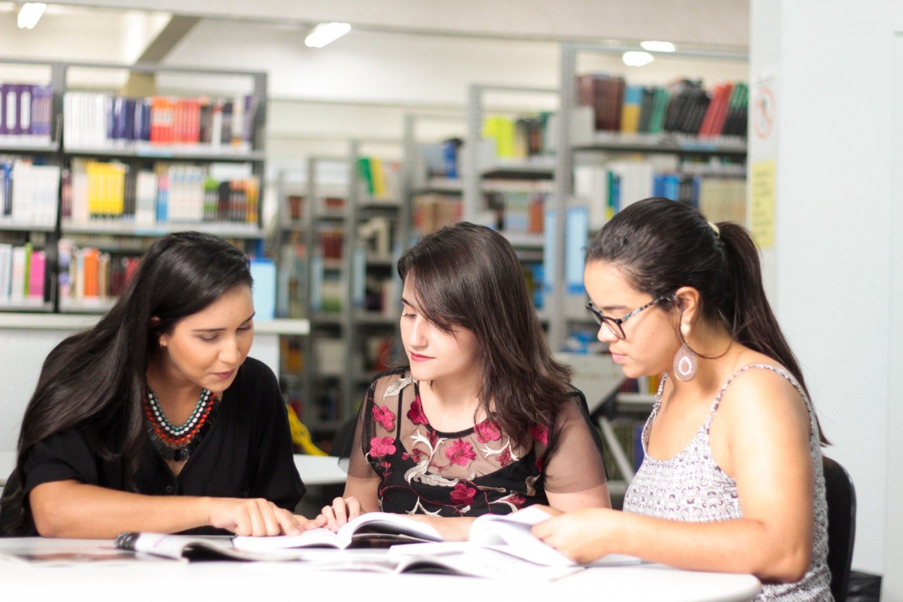 Profissionais com competências humanas ganham força em meio ao avanço da IA - DINO