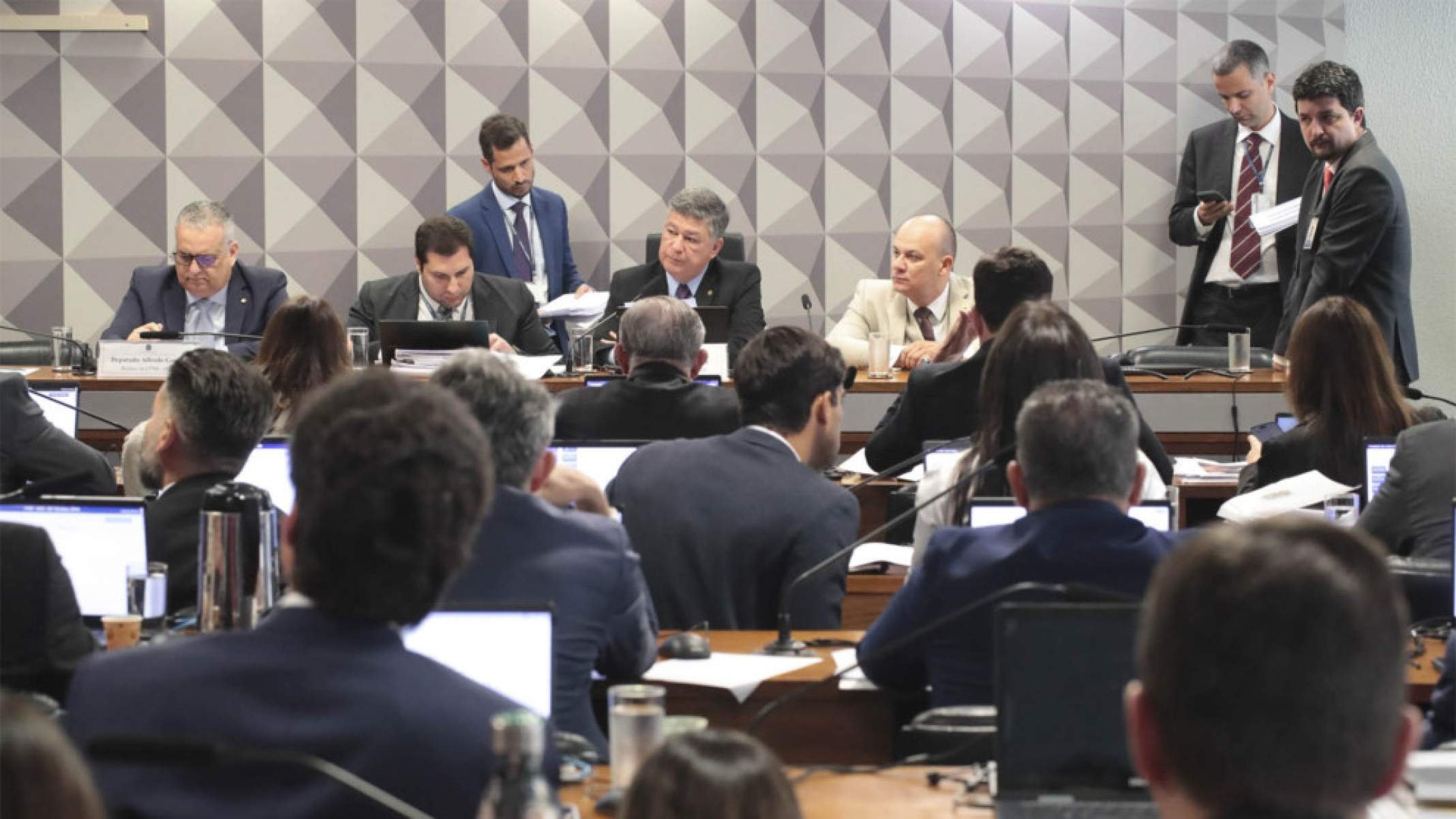 Sem ‘pré-sabatina’: governo consegue barrar convocação de Messias na CPI do INSS - Platobr Politica