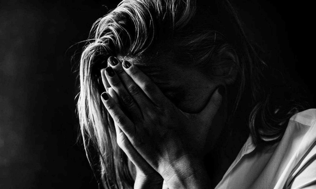 Mulher leva as mãos ao rosto em sinal de desespero; BH lidera percentual de pessoas com depressão entre as capitais brasileiras -  (crédito: Freepik)
