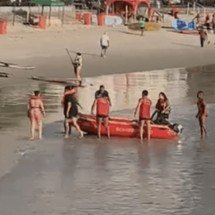 Pra quem não viu: Ventania empurra praticantes de stand-up paddle para alto-mar - Reprodução/TV Globo