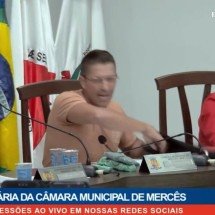 Vereador exibe dinheiro de suposto suborno e denuncia: ‘Não me compra’ - C&acirc;mara de Merc&ecirc;s/Reprodu&ccedil;&atilde;o