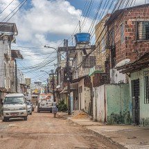 96% dos moradores de favelas vivem em ruas com obstáculos nas calçadas - Wilfredor/Wikimedia commons