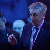 Técnico Carlo Ancelotti (D) durante o evento de sorteio da Copa do Mundo, no Keneddy Center, em Washington, nos Estados Unidos -  (crédito: Dan Mullan / Getty Images via AFP)