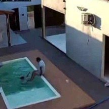 Irmão tenta salvar o caçula em piscina, os dois caem e são salvos pelo pai - Reprodução