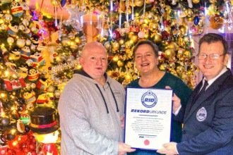 Casal monta 621 árvores de Natal e garante novo recorde mundial