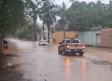 Rua Espírito Santo, no Bairro Ibuturuna, em Montes Claros, foi inundada. -  (crédito: Anderson Chaves/divulgação)