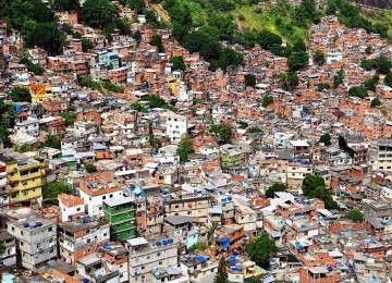 Vista aérea da Favela da Rocinha, no Rio de Janeiro (RJ) -  (crédito: chensiyuan/wikimedia commons)