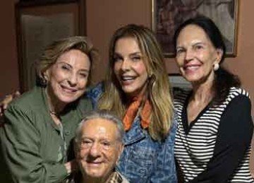 O aniversariante de hoje, Ildeu Koscky com as amigas Vera Comini, Adriana Vasconcelos e Katia Lage -  (crédito: Isabela Teixeira da costa/em/d.a press)