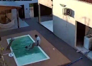 Pai conseguiu salvar as duas crianças e evitar afogamento -  (crédito: Reprodução)