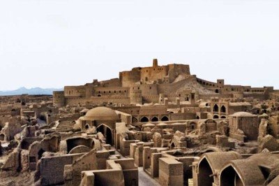 Outros achados da escavação no local incluem cerâmicas feitas com ossos de animais e vacas sepultadas - mamífero que era considerado sagrado nos rituais do Egito Antigo. A espada foi encontrada em local que sugere aos pesquisadores um uso para combate, muito além do decorativo.
 -  (crédito: Ales.kocourek/Wikimédia Commons)
