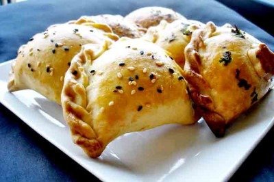 As empanadas são pequenos pastéis assados ou fritos, geralmente recheados com carne, queijo, vegetais ou outros ingredientes salgados. São populares em diversos países da América Latina e da Península Ibérica. -  (crédito: Cozinha Contemporânea)