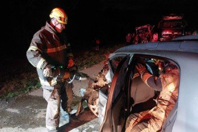 O Uno, onde estavam os idosos, ficou totalmente destruído -  (crédito: CBMMG)