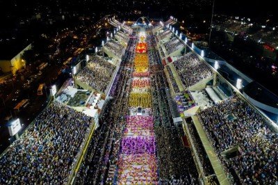 Ao longo da história do Carnaval carioca, atores, músicos e apresentadores já foram homenageados em vida na Sapucaí. Muitas celebridades tiveram a honra de ter sua trajetória contada nos enredos das agremiações. Vejamos agora as homenagens a nomes que já faleceram. -  (crédito: Divulgação)