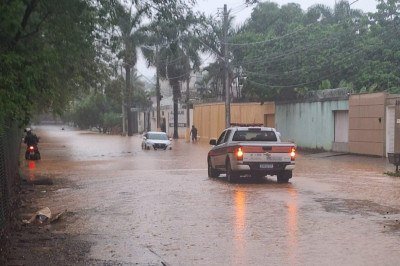Rua Espírito Santo, no Bairro Ibuturuna, em Montes Claros, foi inundada. -  (crédito: Anderson Chaves/divulgação)