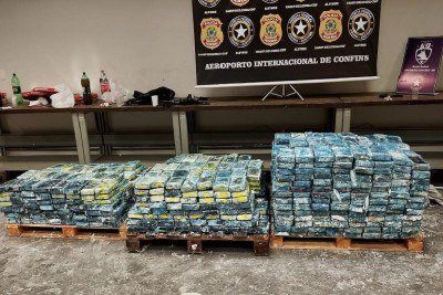 Depois de receber informação da Inteligência PF usa cães farejador para encontrar droga -  (crédito: PF)