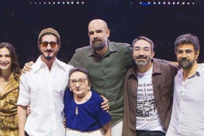 Equipe da série 'Delegado' depois de participar de painel na CCXP 2025, em São Paulo -  (crédito: Instagram/reprodução)