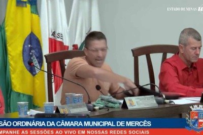 Vereador exibe dinheiro em sessão plenária e denuncia suposta tentativa de suborno na eleição da Mesa Diretora da Câmara de Mercês, na Zona da Mata mineira -  (crédito: Câmara de Mercês/Reprodução)