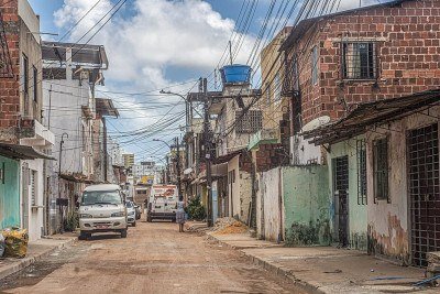 Rua na Favela Detran, no Recife (PE), não tem árvores, só um emaranhado de fios atravessando de um lado ao outro -  (crédito: Wilfredor/Wikimedia commons)