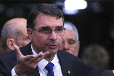 Com apoio do pai, Flávio Bolsonaro se lança à Presidência e embaralha a direita -  (crédito: Platobr Politica)