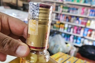 Fiscais identificaram selos falsificados, lacres rompidos e impurezas dentro dos recipientes das bebidas -  (crédito: MPMG/Divulgação)