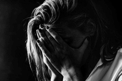 Mulher leva as mãos ao rosto em sinal de desespero; BH lidera percentual de pessoas com depressão entre as capitais brasileiras -  (crédito: Freepik)