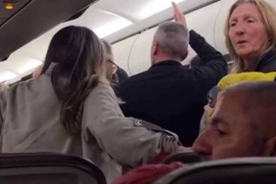 Passageiros com expressão preocupada, esperando a hora de desocupar avião que pegou fogo na pista do aeroporto de Guarulhos (SP) -  (crédito: Frame de vídeo - Reprodução/Redes sociais)