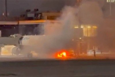 Fogo próximo a avião da Latam no terminal 2 de guarulhos; aeronave teve de ser evacuada  -  (crédito: Reprodução / Aeroin)