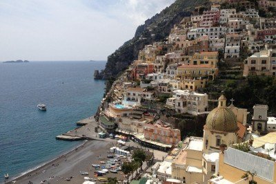 Várias regiões litorâneas ao redor do mundo são famosas pelo turismo, seja por suas paisagens, cultura ou infraestrutura. Aqui estão algumas das mais conhecidas: -  (crédito: Imagem de darrenquigley32 por Pixabay)