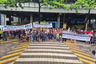 Mudança atinge diretamente os licenciandos da UFMG. São eles que ministram os GTDs — práticas pedagógicas que enriquecem a experiência dos alunos e formam futuros professores. Com o fim do integral, essas atividades tendem a desaparecer ou ser drasticamente reduzidas.
 -  (crédito: Reprodução)