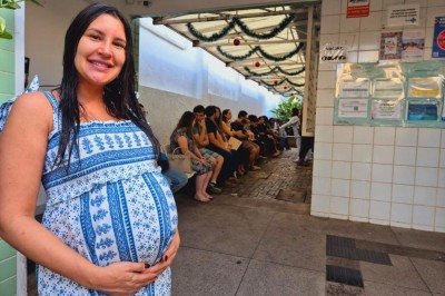 A advogada Brenda Vargas Friche, de 30 anos, grávida de oito meses dos gêmeos Lucas e Mateus, esteve logo nas primeiras horas da manhã no Centro de Saúde Santa Rita de Cássia, na Região Centro-Sul da capital -  (crédito: Jair Amaral/EM/D.A.Press)