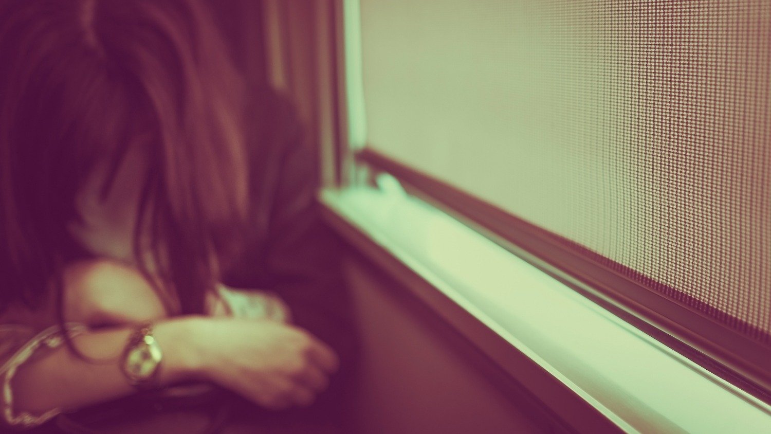 Qual o dever da empresa em casos de assédio entre funcionários? - &amp;lt;a href=&amp;quot;https://br.freepik.com/fotos-gratis/pessoa-brilhante-sono-jovem-vintage_1123124.htm#fromView=image_search_similar&amp;amp;page=1&amp;amp;position=49&amp;amp;uuid=b32455f1-db33-42a9-8d77-681a42fe48c2&amp;amp;query=ass%C3%A9dio+sexual+desfocado&amp;quot;&amp;gt;Imagem de benzoix no Freepik&amp;lt;/a&amp;gt;